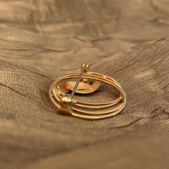 Vintage Four Ring Goldtone Circle Pin with Pearl - Picture 5 of 5